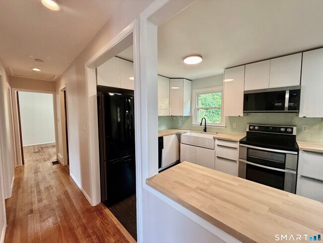 Photo - 220 Foxon Hill Rd