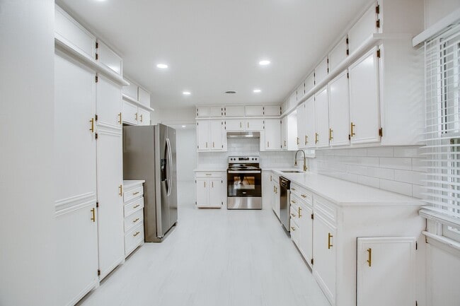 Photo - Pre Leasing for fall 2026! 4/3 in Medical District