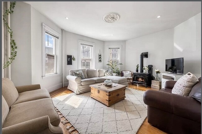 Photo - 866 E 5th St Unidad 1 Rental