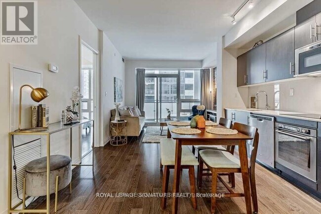 Photo - 460 Adelaide St E Unit 725