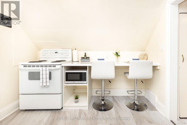 Photo - 456 Bronson Ave