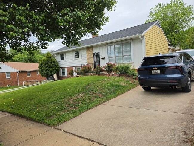 Photo - 5825 Lamont Dr