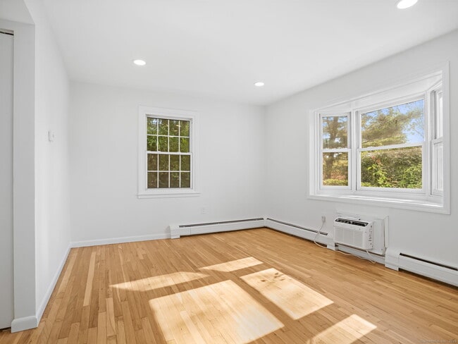 Photo - 240 Sunnyridge Ave Unit APT 93