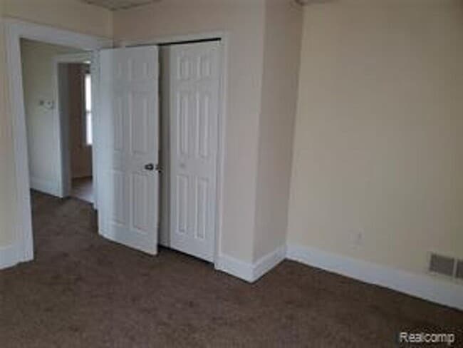 Photo - Cut 3 bedroom bungalow W/ appliances inclu...