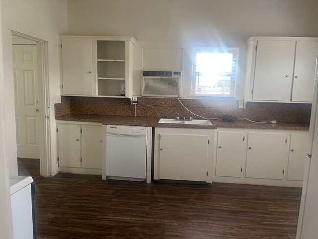 601/603 W. 1st St.