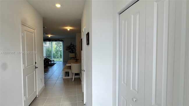Photo - 401 SE Crossoak Ln