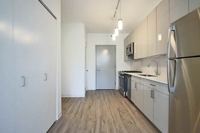 Building Photo - 800 W Van Buren St Rental