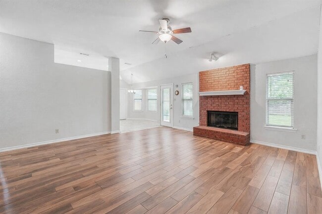 Photo - 203 Pin Oak Dr