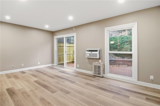 Photo - 388 S Main St