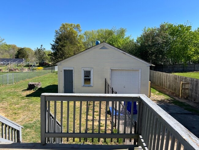 Detached Garage and fenced in yard - 956 Main St