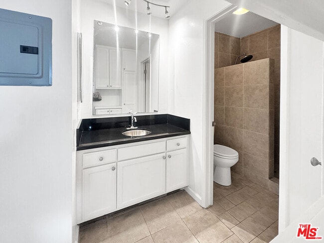 Photo - 972 Larrabee St Unidad 221