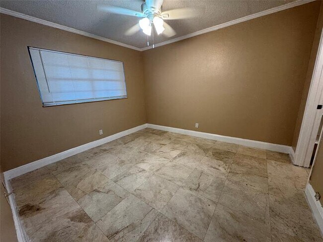 Photo - 2301 NE 14th Street Causeway Unidad 303w