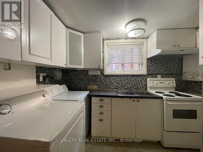 Photo - 176 Fennell Ave E