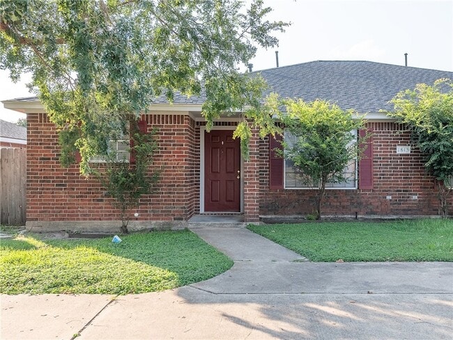 Building Photo - 1813 Sara Dr Unit A