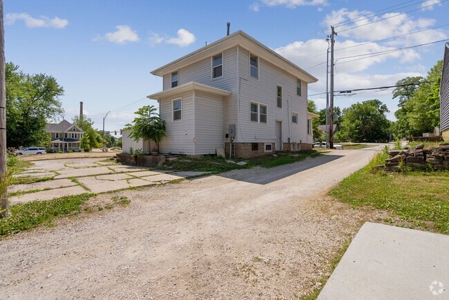 Building Photo - 109 W 12th St Rental