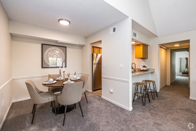 The Riviera II - Dining - Hunter's Pointe Apartments