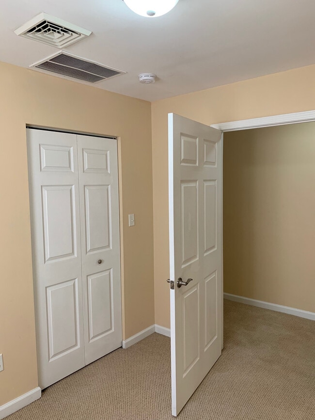 Building Photo - 107 Washington St Unit 107 W. Washington #2 Rental