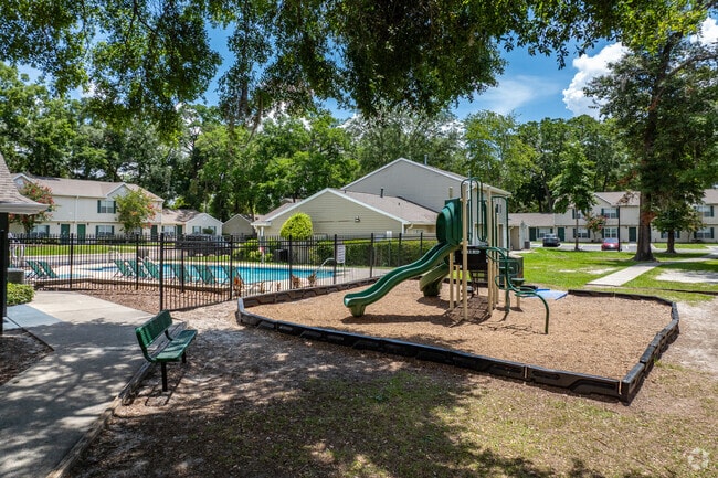 Patio de juegos - Hampton Ridge Apartments