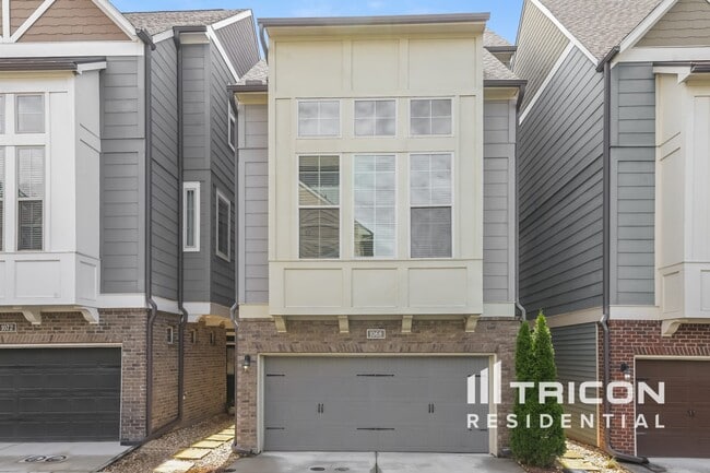 Photo - 1068 Moorewood Ln S E House
