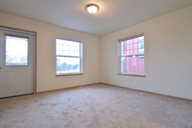 433 NE Graham St Unit 2