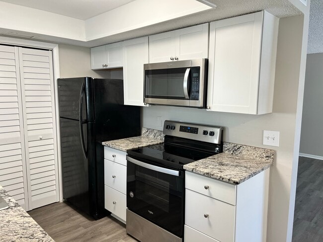 Building Photo - 2 Bed/1 Bath - Unit 106