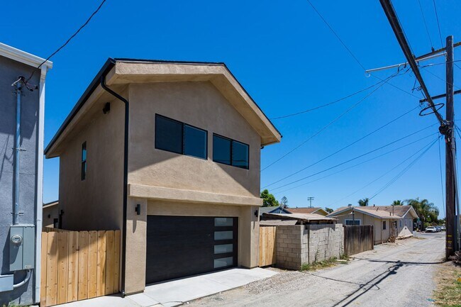 Building Photo - 4422-4424 Cherokee Avenue Unit 4424 Cherokee Avenue