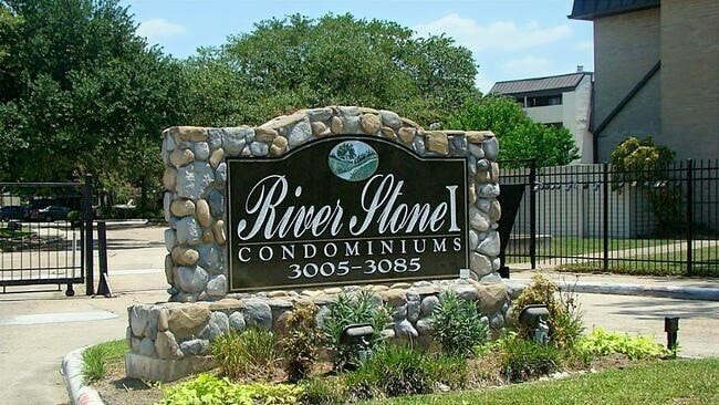 Building Photo - 3025 Walnut Bend Ln Unit 31