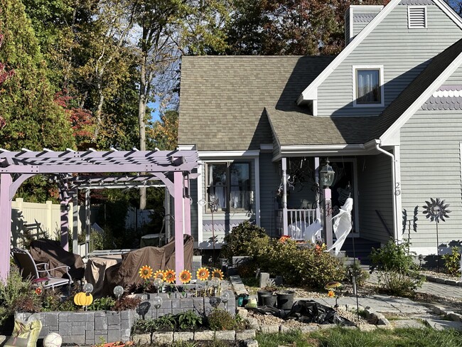 Front patio with seating, gas fire ring. Great place to watch the sunsets! - 20 Magnolia Hl