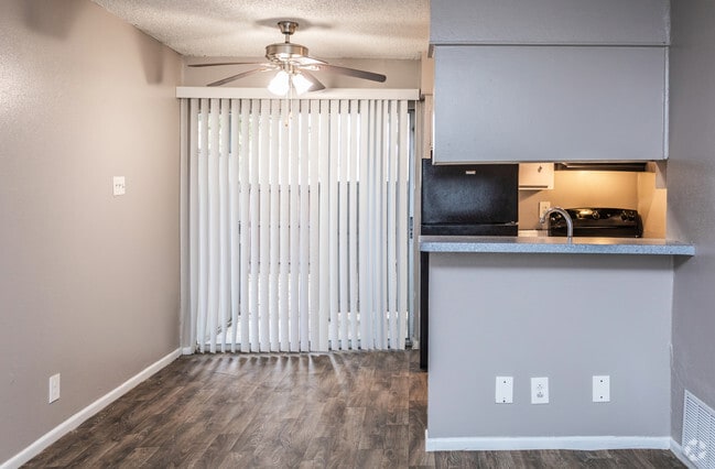 STUDIO 1BR, 1BA - 525SF Kitchen & Dining Room