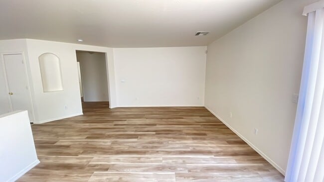 Photo - Charming 3 bedroom in Tolleson, new paint and flooring!!