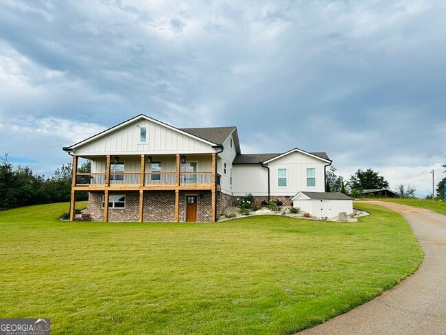 Photo - 425 Smokey Rd