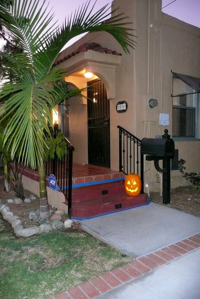 Photo - 2536 Dwight St