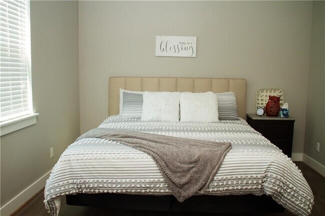 Photo - 1569 Brooks Ave