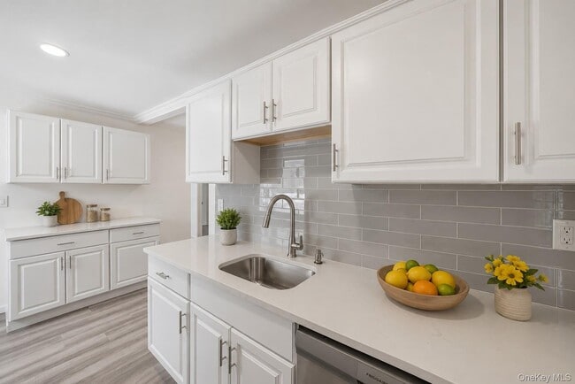 Photo - 785 Locksley Rd