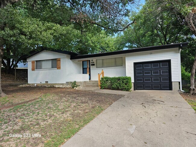 Building Photo - 4909 Sunset St Rental