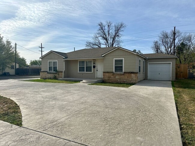 Charming 3 Bedroom Home - Charming 3 Bedroom Home