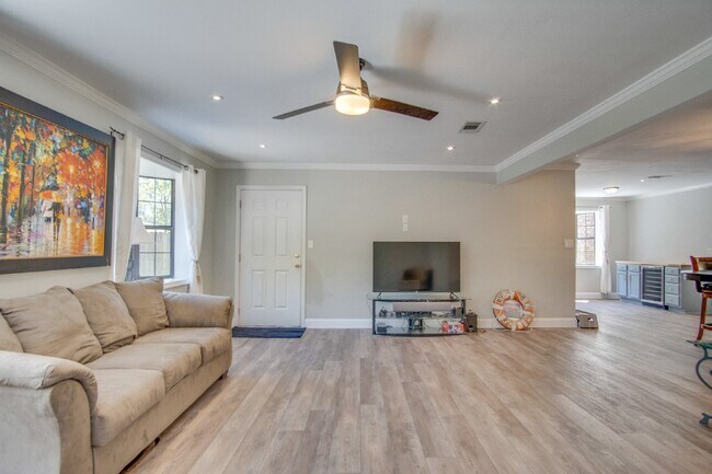 Photo - Modern and updated 3/ 2 bath ranch home in Old Hickory Subdivision of SW Pensacola Near NAS and P...