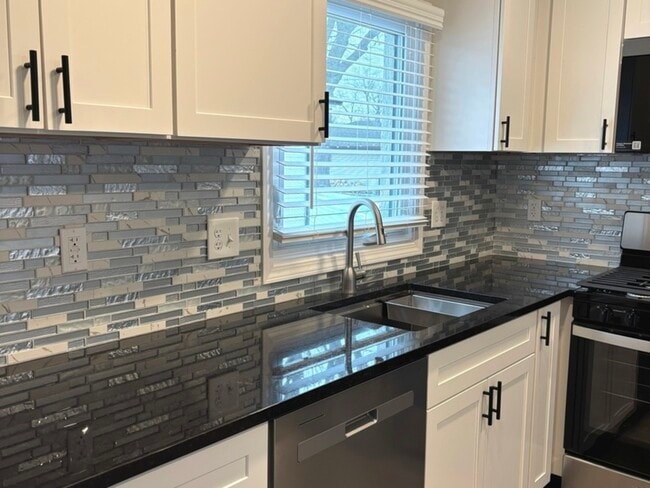 Photo - 5552 Lyman Ave