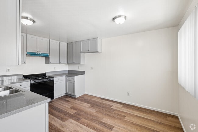 2BR, 1BA - 925SF - Kitchen and Dining Room - Viking Gardens Apartments