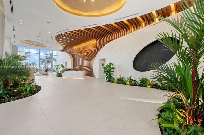 Photo - 700 NE 24th St Unidad 5606