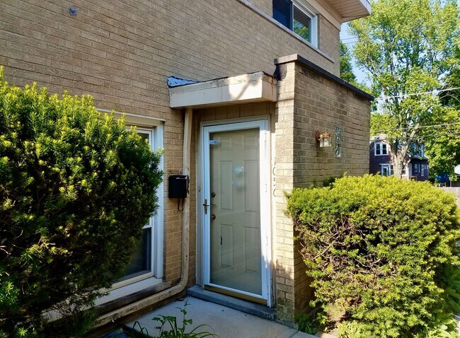Photo - Cozy 3 bedroom 1.5 Bathroom Townhouse! Hardwood Throughout! Parking Included In Rent! Available f...