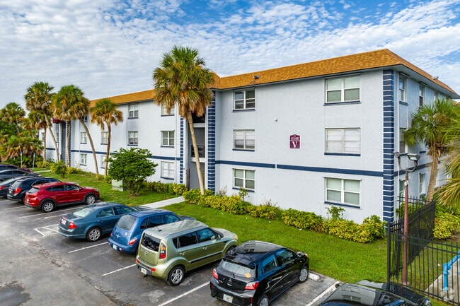 4348 Plaza Dr Holiday, FL - The Sunbay Apartments
