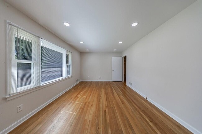 Photo - 1238 Lindenwood Ln NE