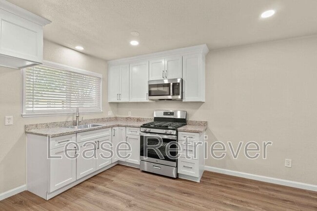 Photo - 850 Sequoia Blvd