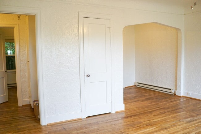 Photo - John's Landing Charmer: H/W Floors, Close to OHSU, Pet-Friendly! Unit 06
