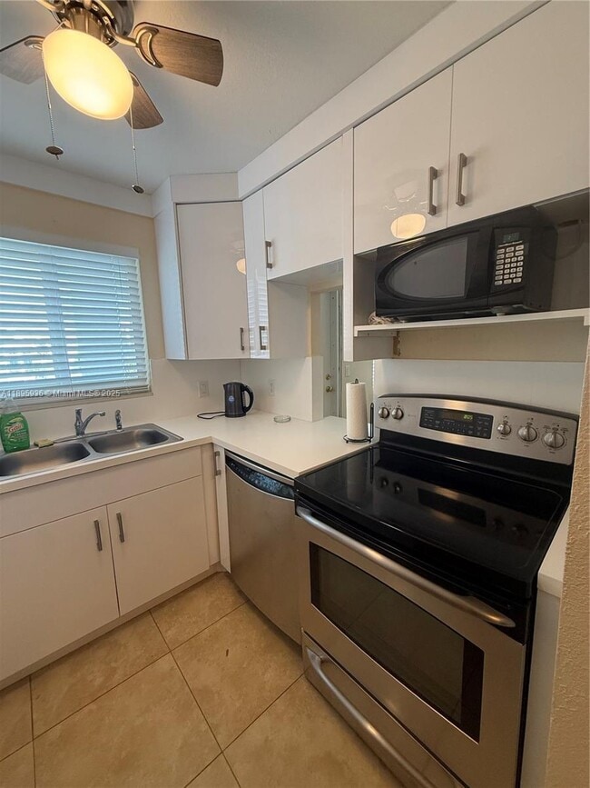 Photo - 2860 NE 14th Street Causeway Unidad 406D