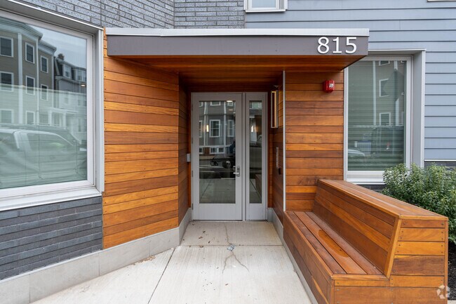 La 815 E 5th Street se encuentra en el sur de Boston. - 815 E 5th St