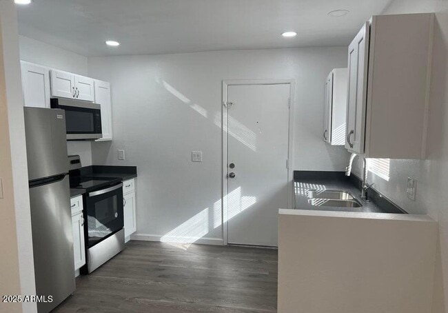 Building Photo - 2028 W Lawrence Rd Unit 2 Rental