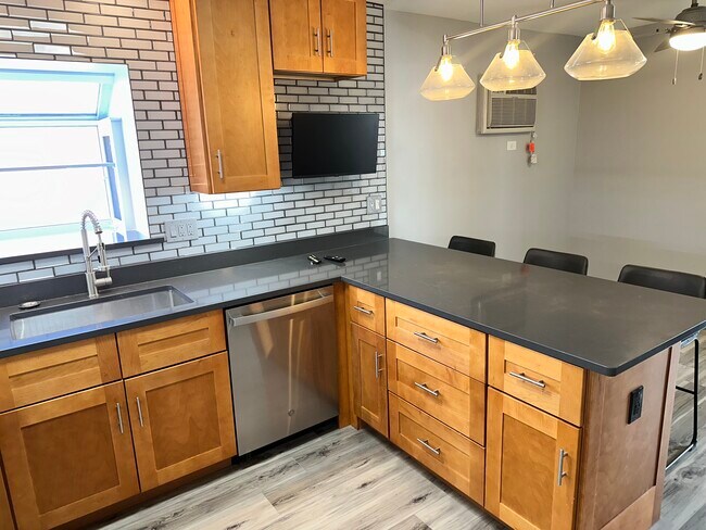 Televisor nuevo montado en la pared con conexión Wi-Fi y panel trasero de vidrio con borde biselado. - 771 56th St Unidad 1st Floor