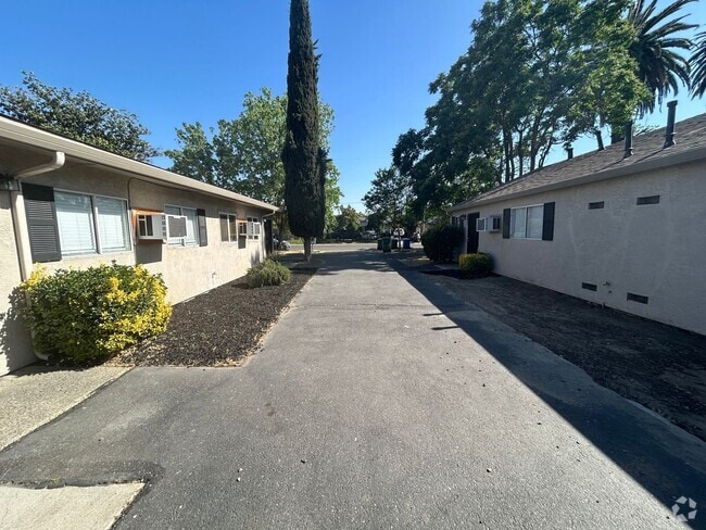 Building Photo - 683 - 695 Vermont Avenue, Turlock CA 95380 Unit 685 Vermont Avenue Rental